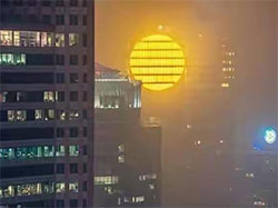 波兰华沙一栋建筑上的“人造太阳”